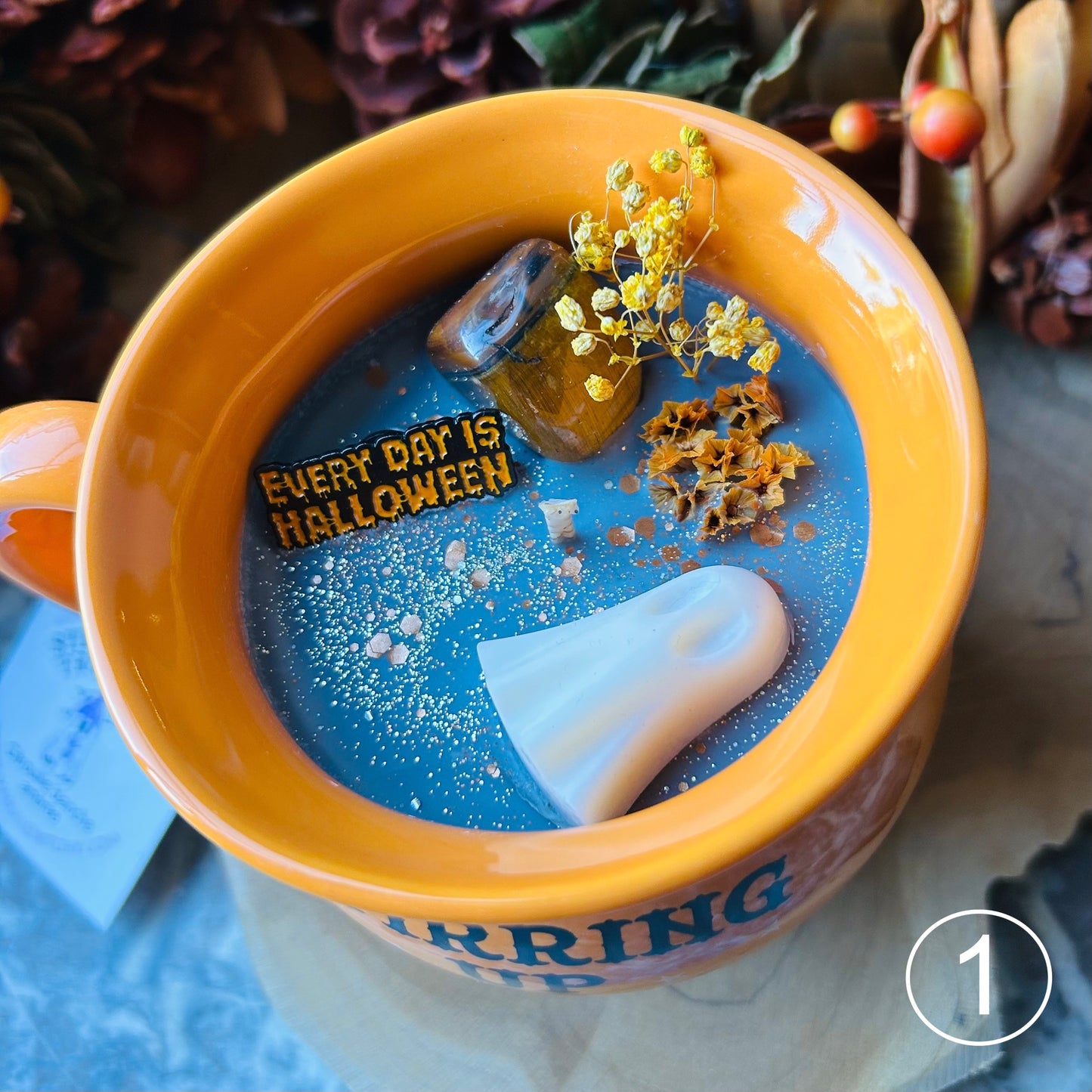 BOUGIE MUG STIRRING UP TROUBLE - Senteur citrouille gourmande