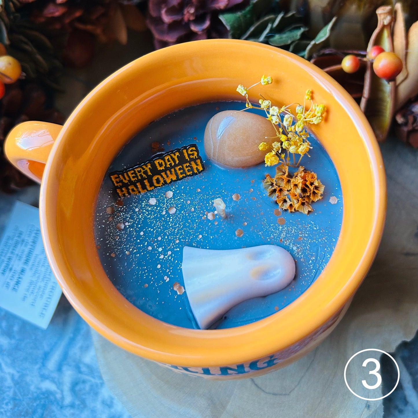 BOUGIE MUG STIRRING UP TROUBLE - Senteur citrouille gourmande